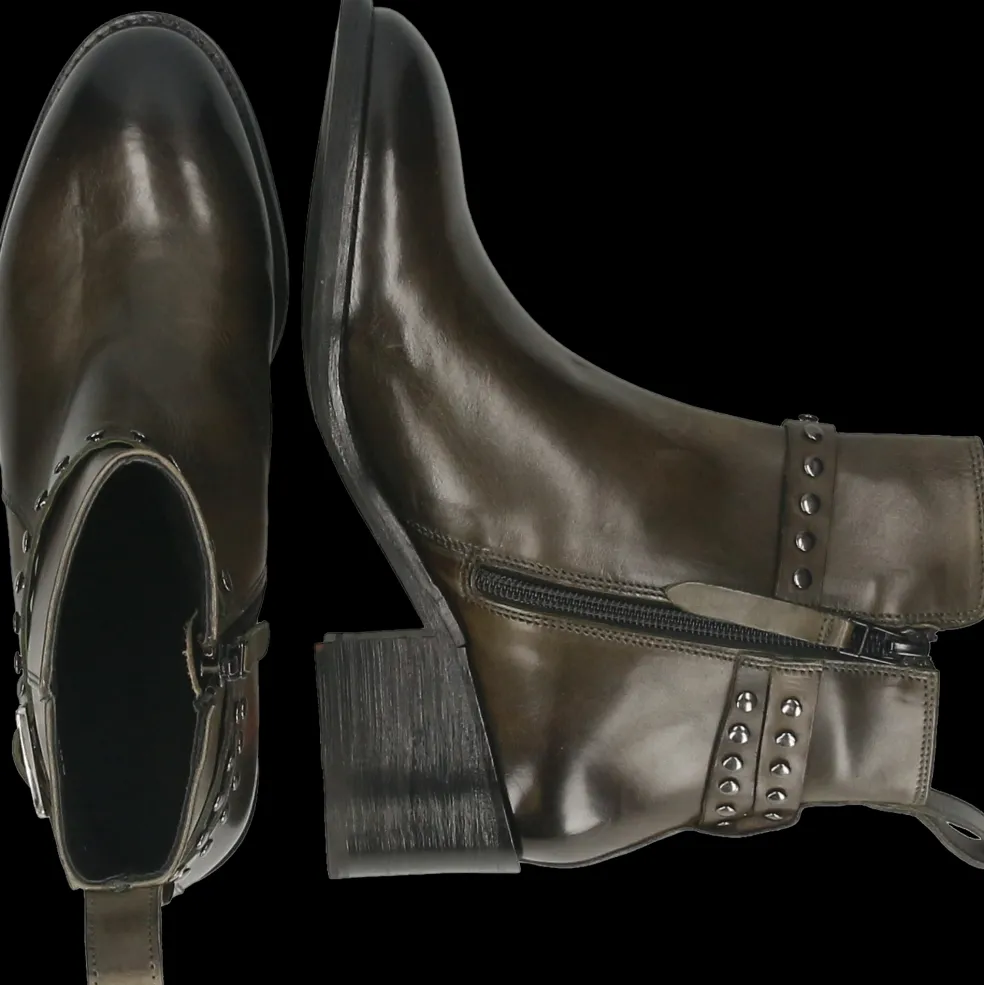 Charlize 5-Melvin & Hamilton Hot